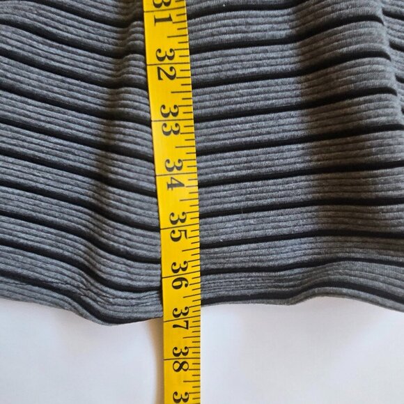 Julian Taylor of NY Black and Gray Bodycon Fit and Flare Dress - Size 6 - Picture 8 of 10